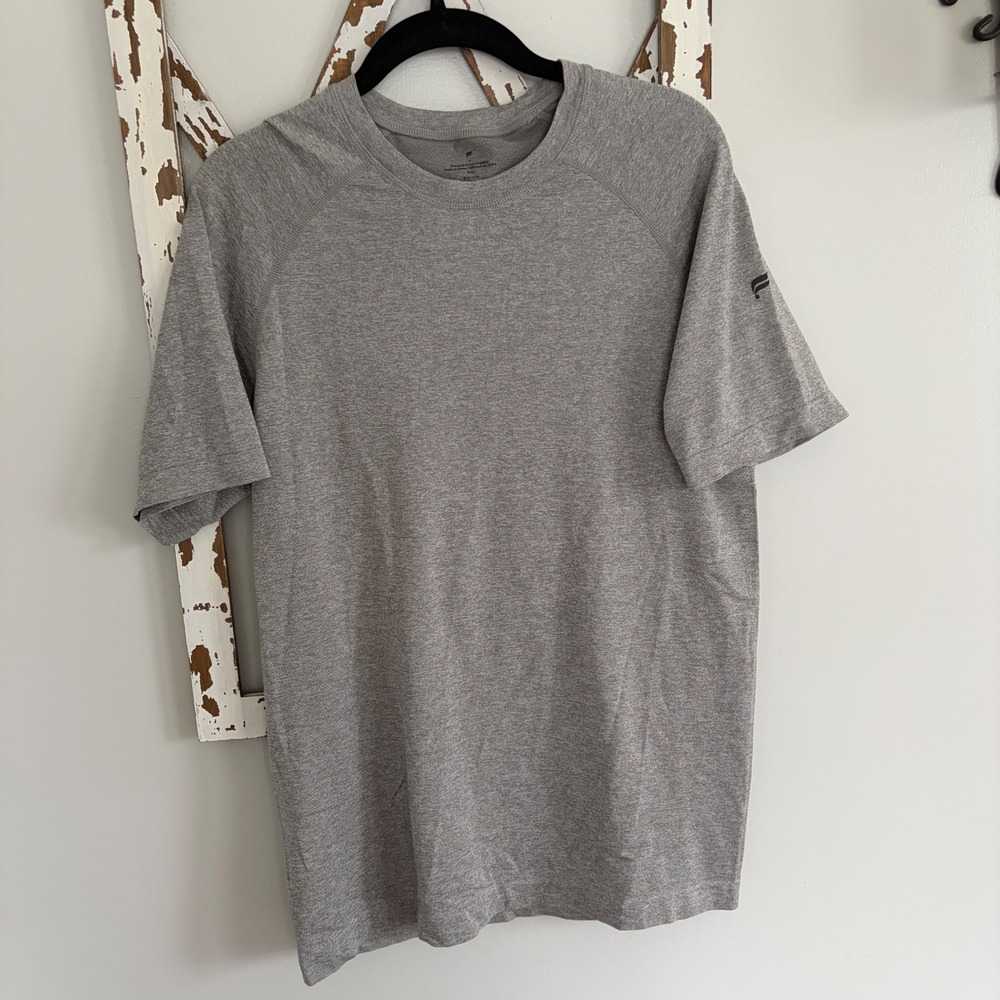 Fabletics Performance T-Shirt Gray Men's‎ Size Medium